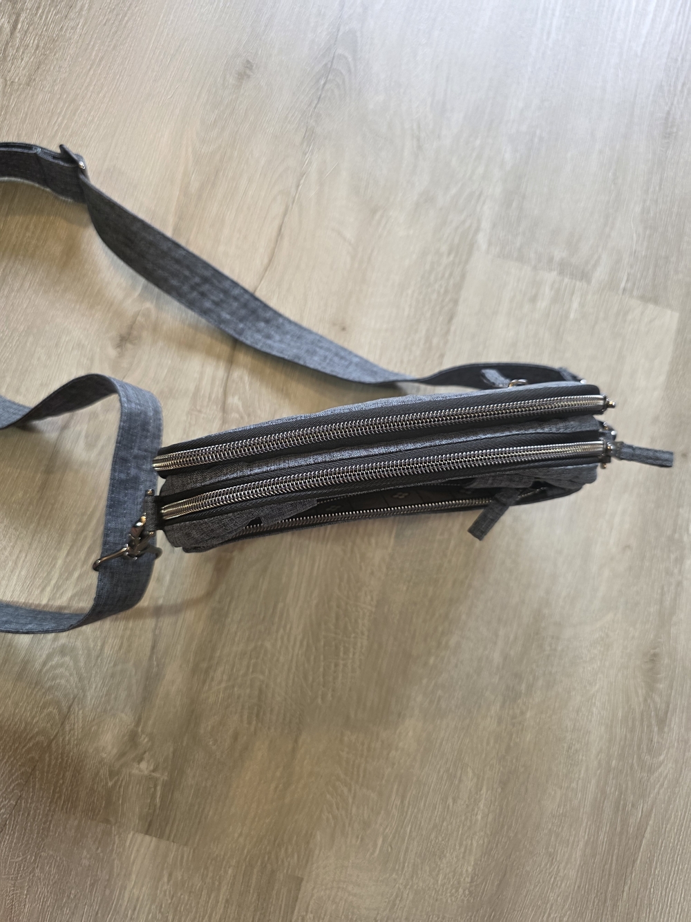 LUG Super Coupe Gray Criss Cross 8 x 6 x 2 Crossbody Shoulder Belt Bag NWOT - Picture 5 of 7